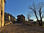 74 Al bel borgo anitco di Arnosto nella luce e nei colori del tramonto